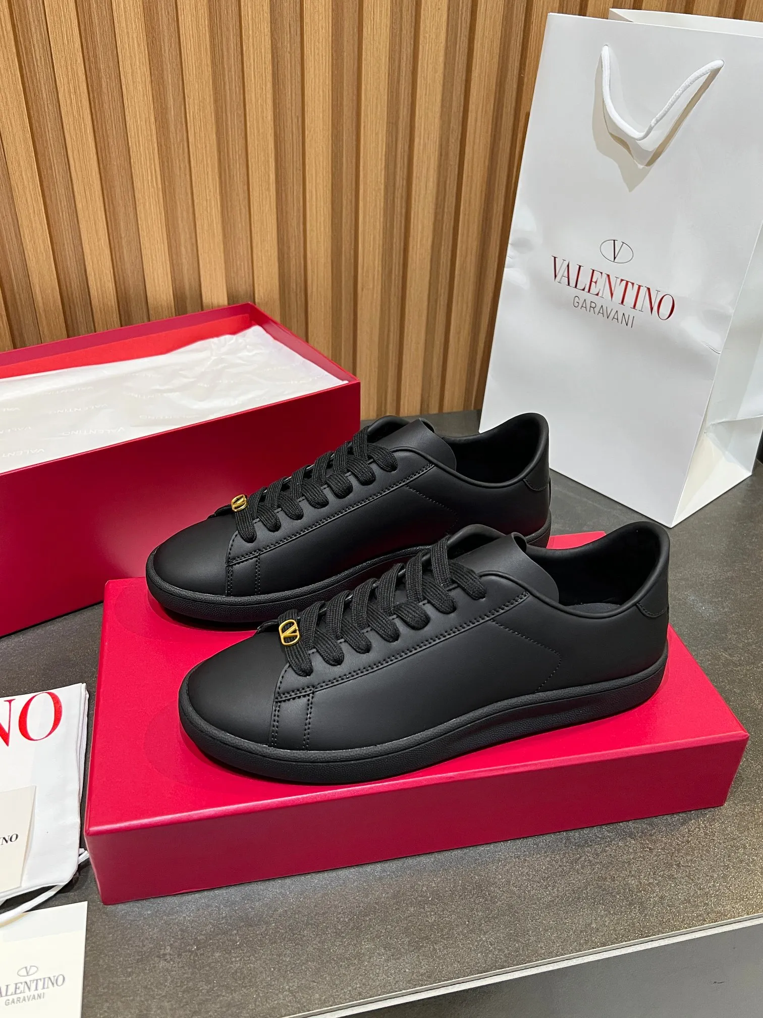 [Valentino] P: 640💰 Couple style, size: women 35-40▪️men 39-44 (45. Customized) Valentino VLTN casual shoes 2025 latest moral training shoes I can't put it down. Seiko details of cowhide sneakers, retro fashion, simple and advanced, casual matching. 1:1 restoration! Top luxury masterpiece, lace-up design, soft and comfortable imported calfskin brings excellent and elegant texture and excellent foot comfort. Top purchasing version upper: imported calfskin surface/original oil edge process + printing process. Inner lining: water-dyed cowhide lining. Outsole: original development 𝐓𝐏𝐔 two-color combination outsole. Packaging: full package with original configuration.